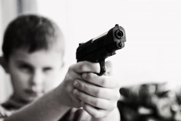 Enfant tenant une arme à feu