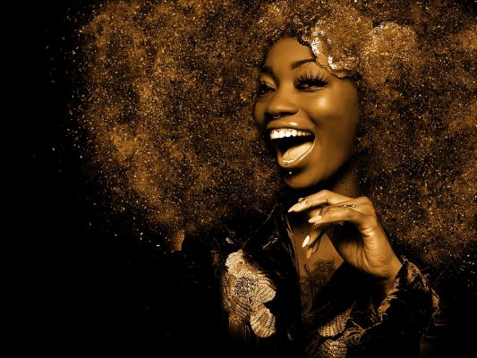 Chanteuse africaine en doré
